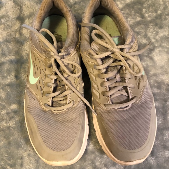 Nike shoes - Picture 3 of 5